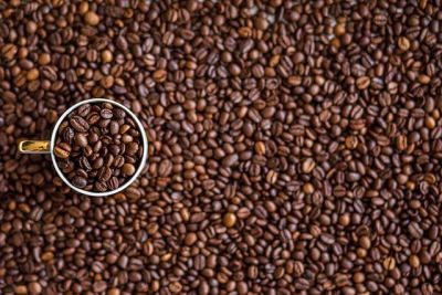 Waagen zum Kaffeerösten - fertige Kaffeebohnen
